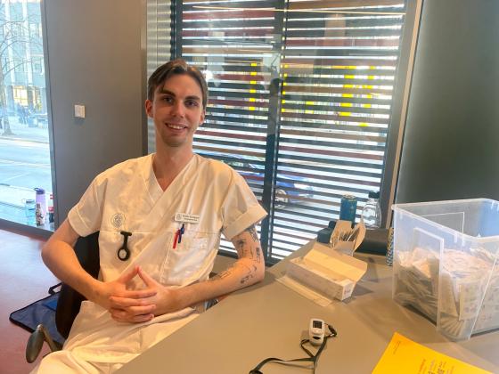 Mannlig sykepleierstudent smiler