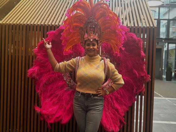 Andreza har p&aring; seg hodeplagg og vinger