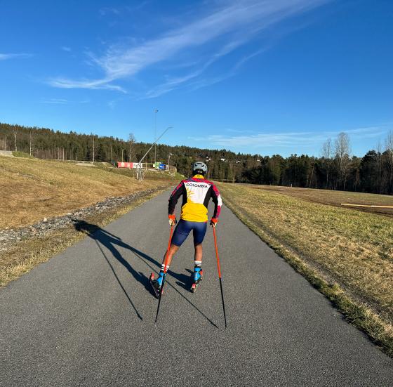 Santiago g&aring;r p&aring; rulleski i den colombianske landslagsdrakten. Han trener p&aring; sin lokale treningsarena p&aring; Konnerud utenfor Drammen.