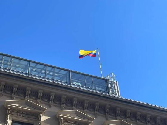 Det colombianske flagget svaier over den colombianske ambassaden i Oslo