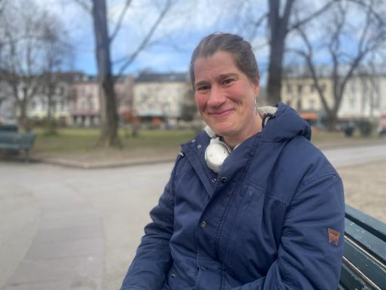 Frauke Oesmann sitter p&aring; en benk i parken p&aring; Olaf Ryes Plass.