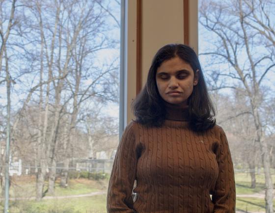 Budour Hassan foran vinduene p&aring; Amnesty sitt kontor