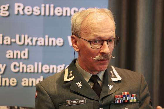 Mann med bart i milit&aelig;runiform 