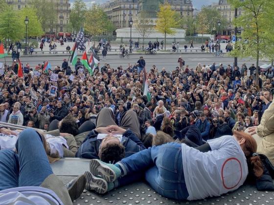 Franske journalister ligger p&aring; trappene foran operahuset i Paris.