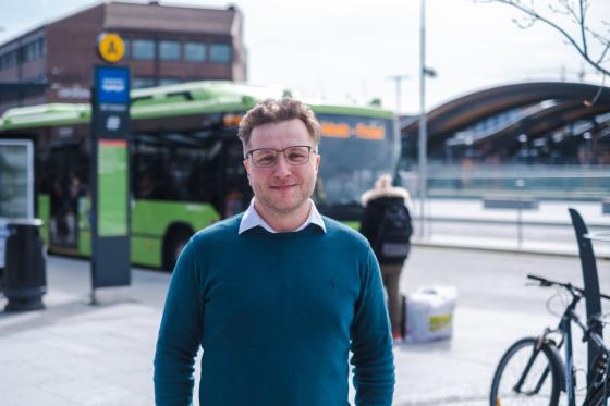 Adrian Pracon st&aring;r foran en buss