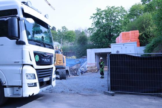 En byggeplass hvor det har skjedd en arbeidsulykke. En ansatt st&aring;r p&aring; stedet.