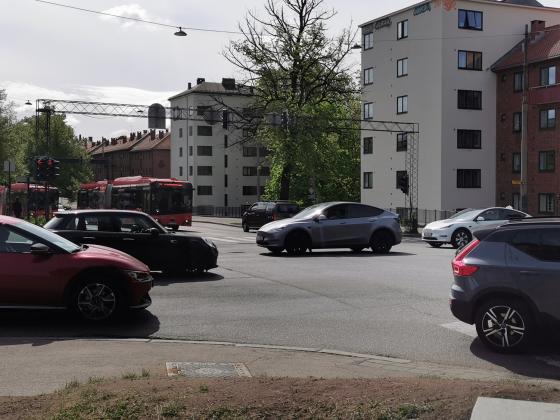 Mange biler kj&oslash;rer i et lyskryss