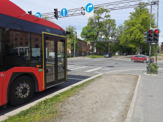 En buss st&aring;r og venter p&aring; gr&oslash;nt lys