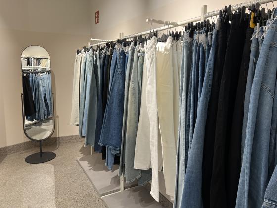 Jeans henger p&aring; kleshengere i butikk