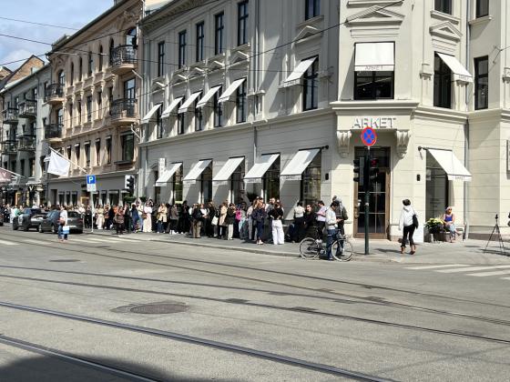 Flere hundre st&aring;r i k&oslash; i Bogstadveien