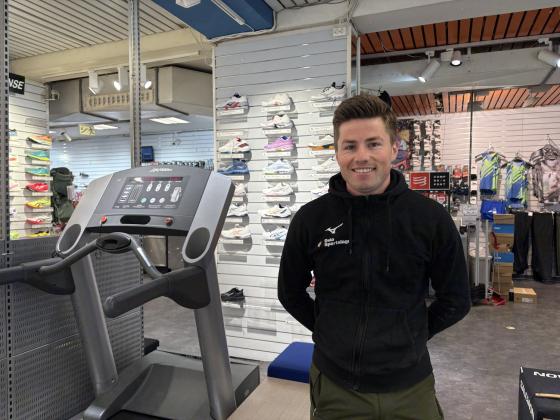 Mann ved siden av tredem&oslash;lle i en sportsbutikk