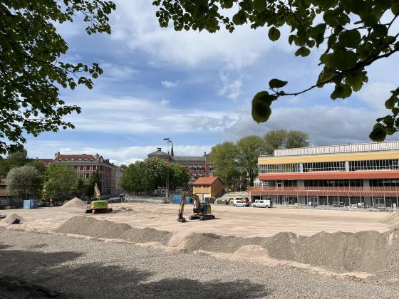 D&aelig;lenenga kunstgress under renovasjon 