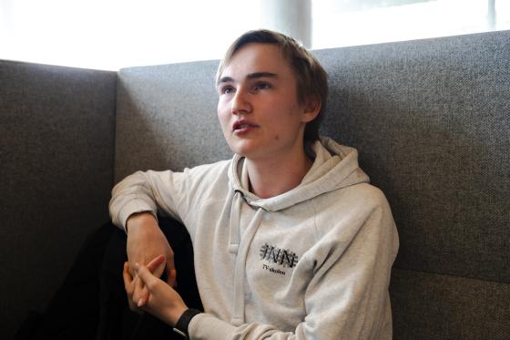 TV-student Kristian Martinsen sitter i en gr&aring; sofa og snakker.