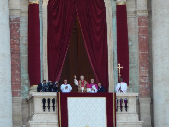 Pave Leo f&oslash;rste gang han vinker til folket