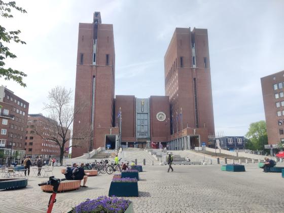 Murbygning i bakgrunnen og en g&aring;gate i forgrunnen. 