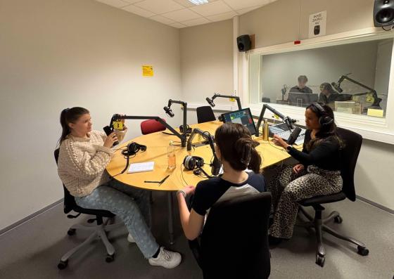 Tre kvinner i radiostudio