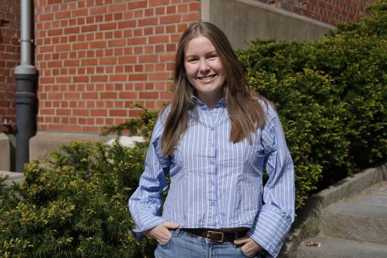 Synne Austefjord st&aring;r foran OsloMet