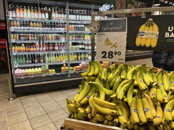 Bilde av bananer i butikken. 