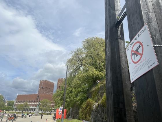 Skilt som viser at det er droneforbud, like ved R&aring;dhuset