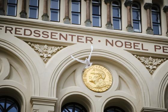 Fredsdue utenfor Nobels Fredssenter