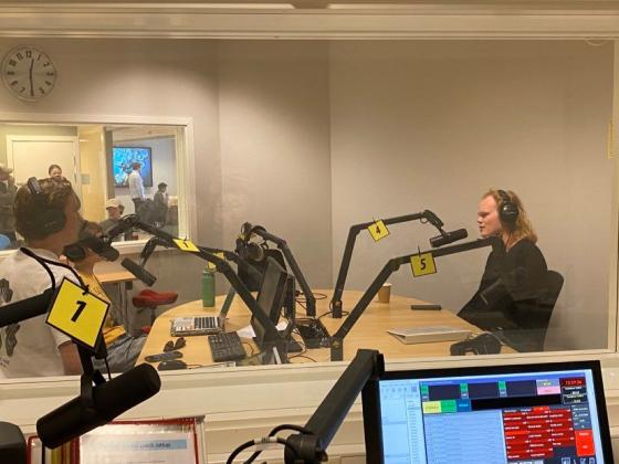 Maia Hollender i studio