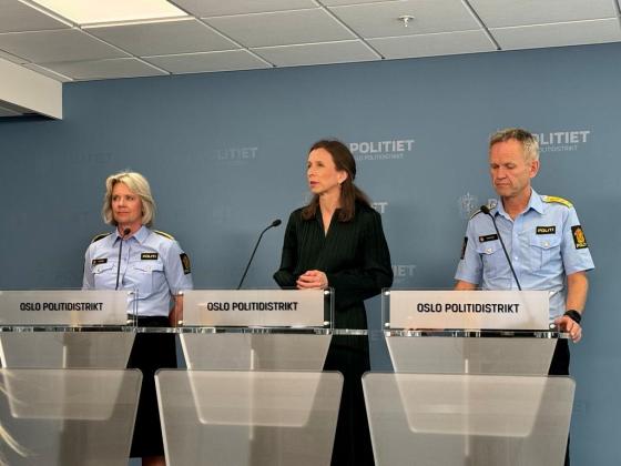 justisminsteren legger frem lovforslag om generell bev&aelig;pning av politiet