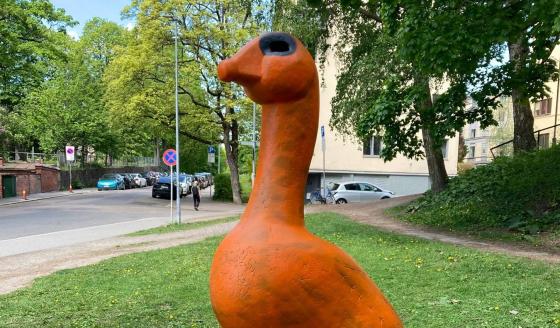 G&aring;sa ved damstredet - oransjemalt