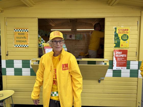 Mimi fors&oslash;ker aktivt &aring; f&aring; velgere til partiet. 