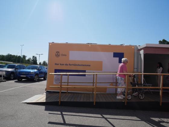 Dame med rullator g&aring;r inn i stemmelokale