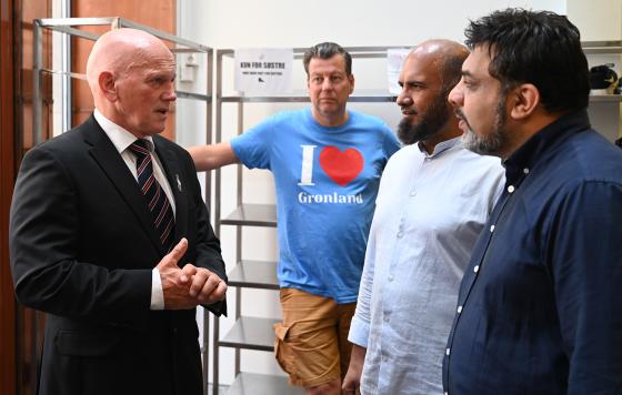 Fire menn snakker sammen i en moske.