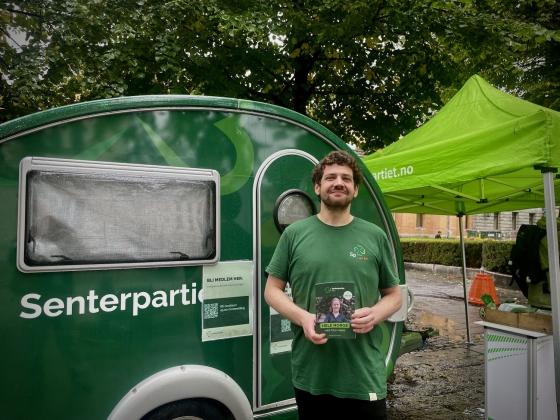 Senterpartipolitiker &Oslash;yvind Bent&aring;s st&aring;r stolt foran Senterpartiets stand p&aring; Karl Johan