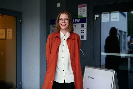Marie Sneve Martinussen utenfor Halmstad skole. 