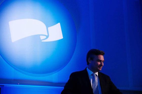 Henrik Asheim foran h&oslash;yres logo