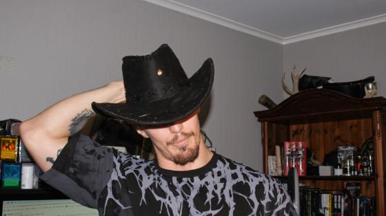 Atlas har på seg en cowboyhatt