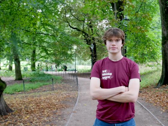 Daniel Homme i R&oslash;d ungdom foran kamera