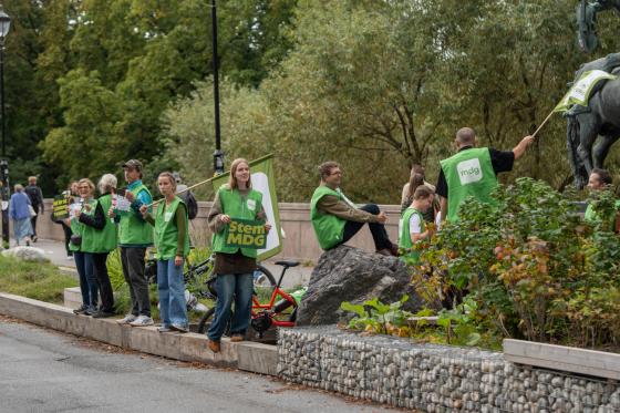 En gruppe MDG representanter st&aring;r p&aring; siden av veien og reklamerer for Milj&oslash;partiet de Gr&oslash;nne