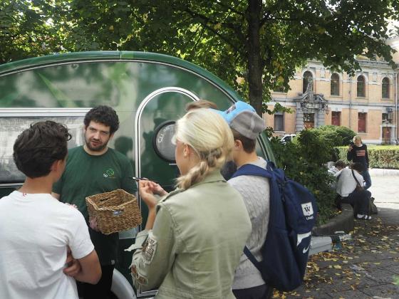 Senterpartiet snakker med andre ved valgboden sin.