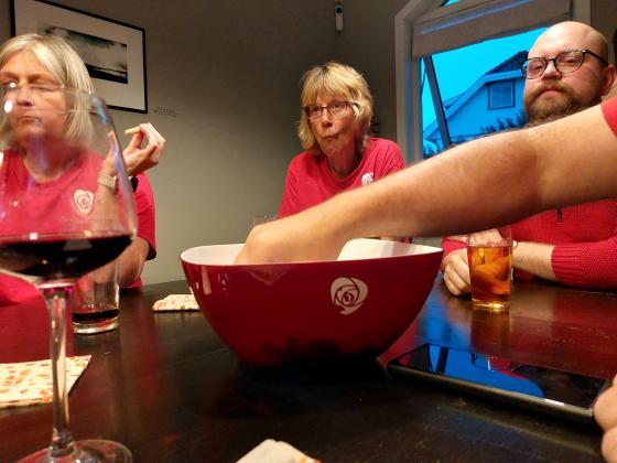 Spent Ap-gjeng f&oslash;lger med p&aring; valgresultatene, mens de spiser popcorn