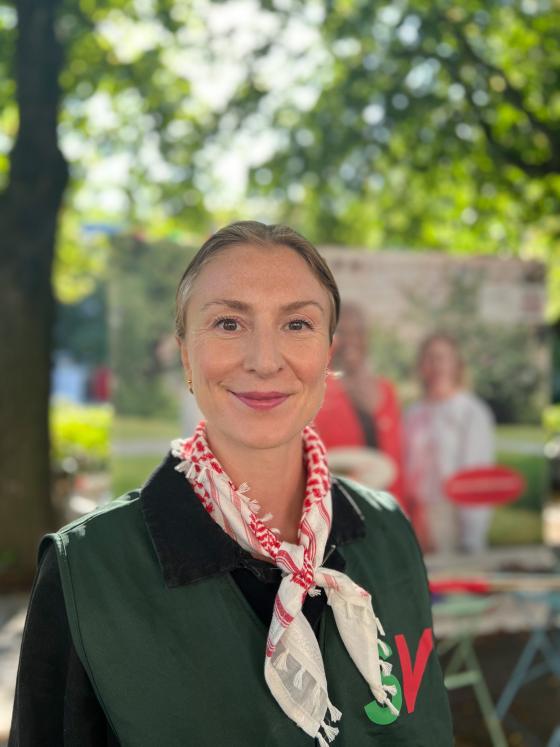 Sunniva Holm&aring;s Eidsvoll, 2. kandidat for Oslo i SV foran SV-stand.