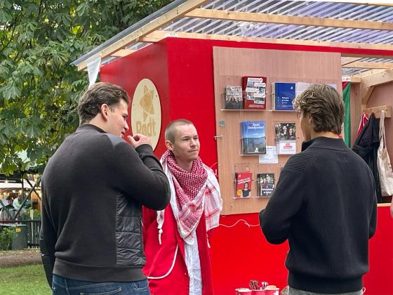 R&oslash;dtverver snakker med to unge menn