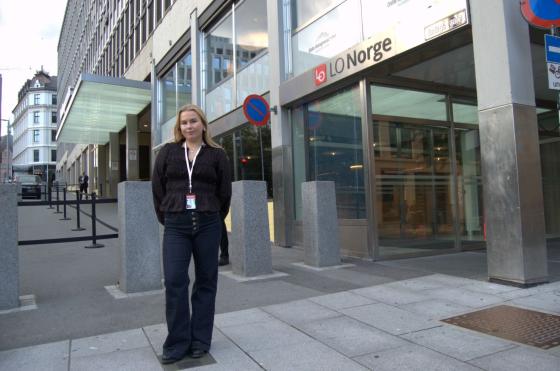 Vilde st&aring;r foran LO bygget