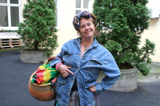 Kia Nilsen (39) smiler med fargerik kurv og masse energi