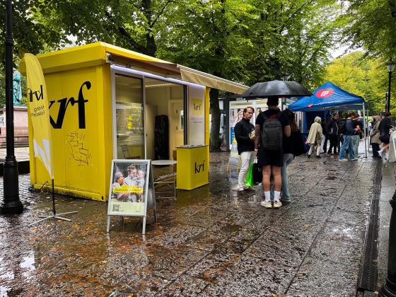 Bilde av KrF sin stand i Karl Johan med FrP sin stand i bakgrunnen
