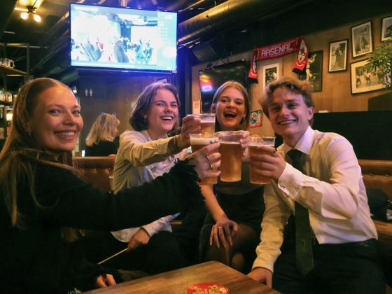 Folk p&aring; etterfest