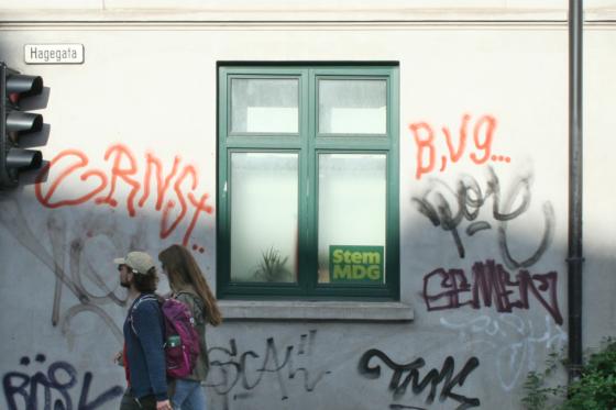 Vindu med "Stem MDG"-plakat mot ruten