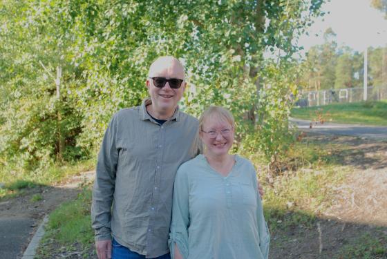 eldre par drar sammen for &aring; stemme