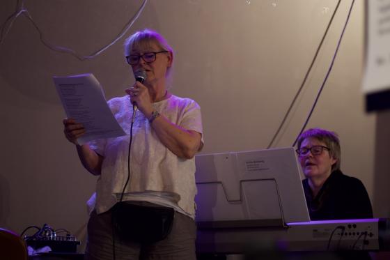 2 fra Nordstrandkoret st&aring;r p&aring; scenen &aring; f&oslash;rer allsang.