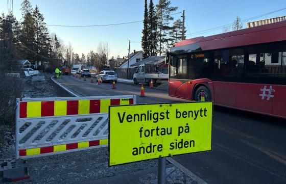 Buss som kjører forbi veiarbeid.