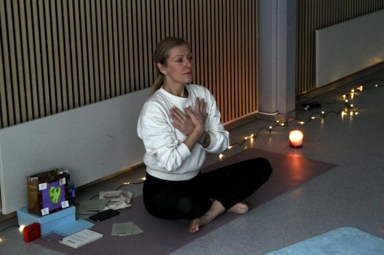 Marta Jonata i yoga posisjon