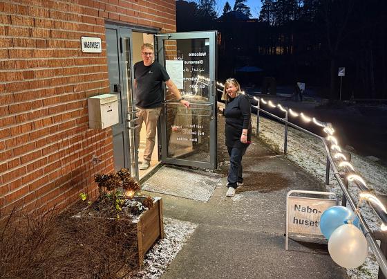 Inger og Magnus som står utenfor Nabohuset på kvelden før gjestene kommer